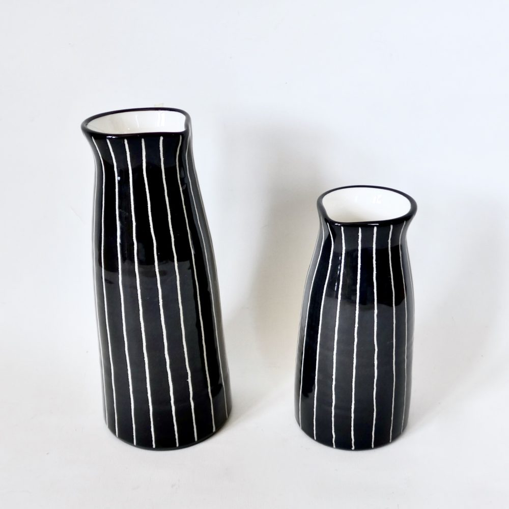 Pichets noir sgraffite Pichets noir sgraffite