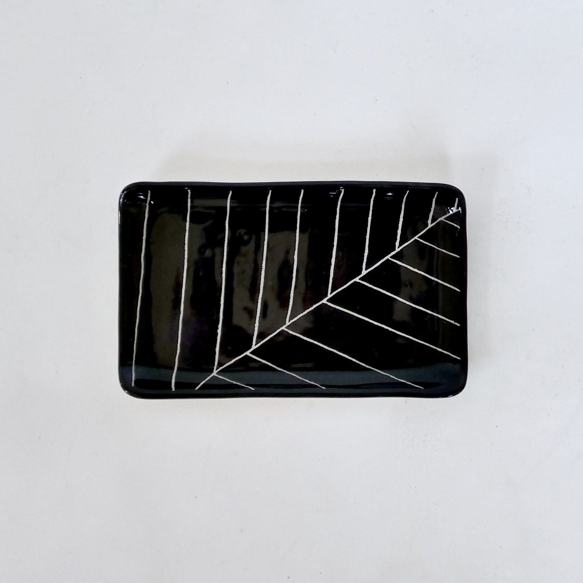 Sous-tasse noire sgraffite Sous-tasse noire sgraffite