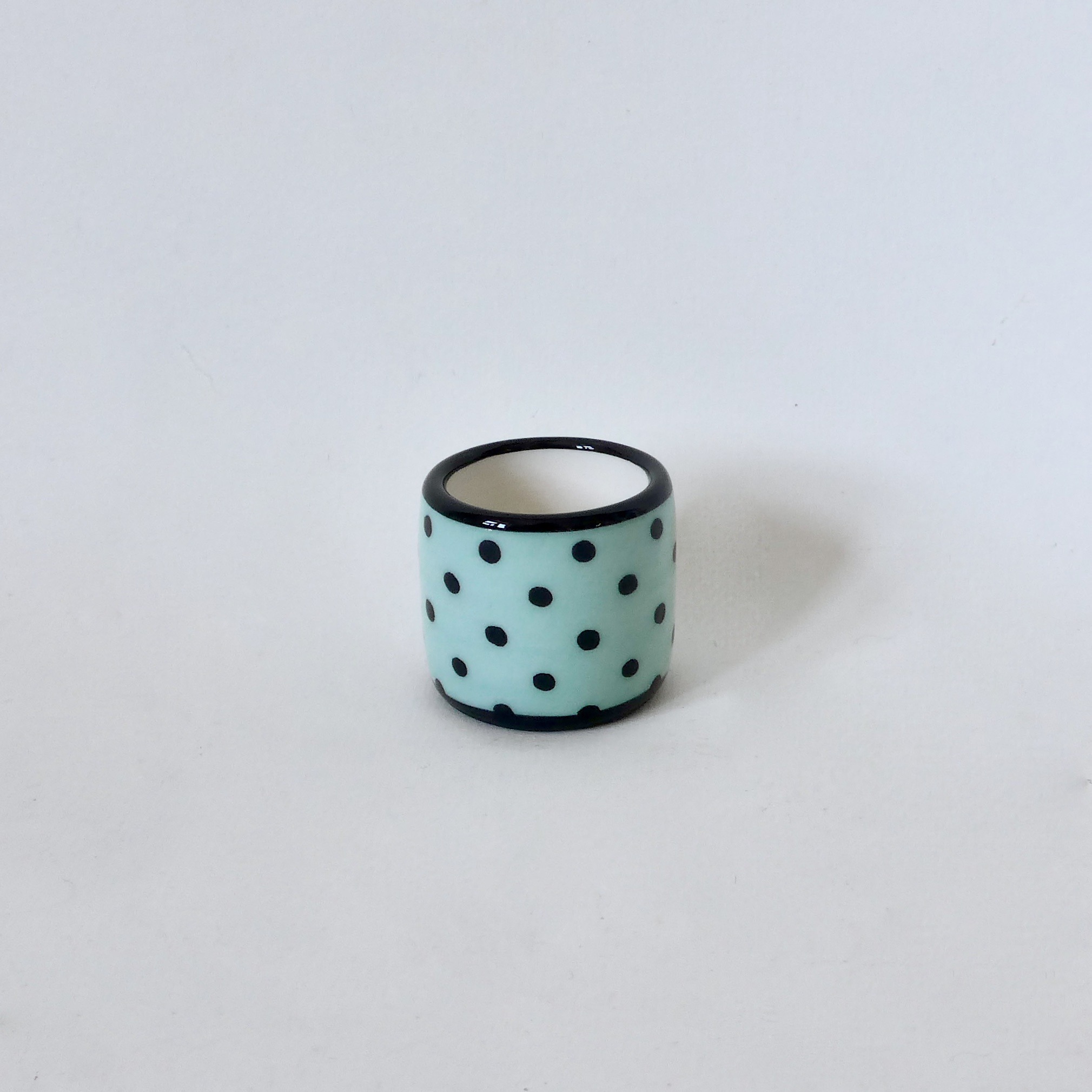 coquetier avec des petits pois