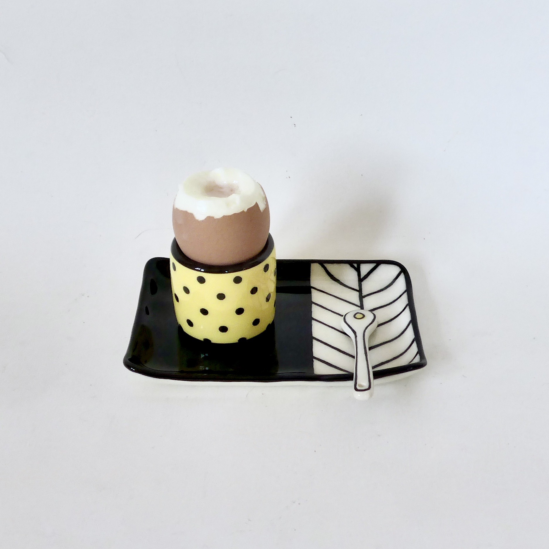 coquetier jaune et noir