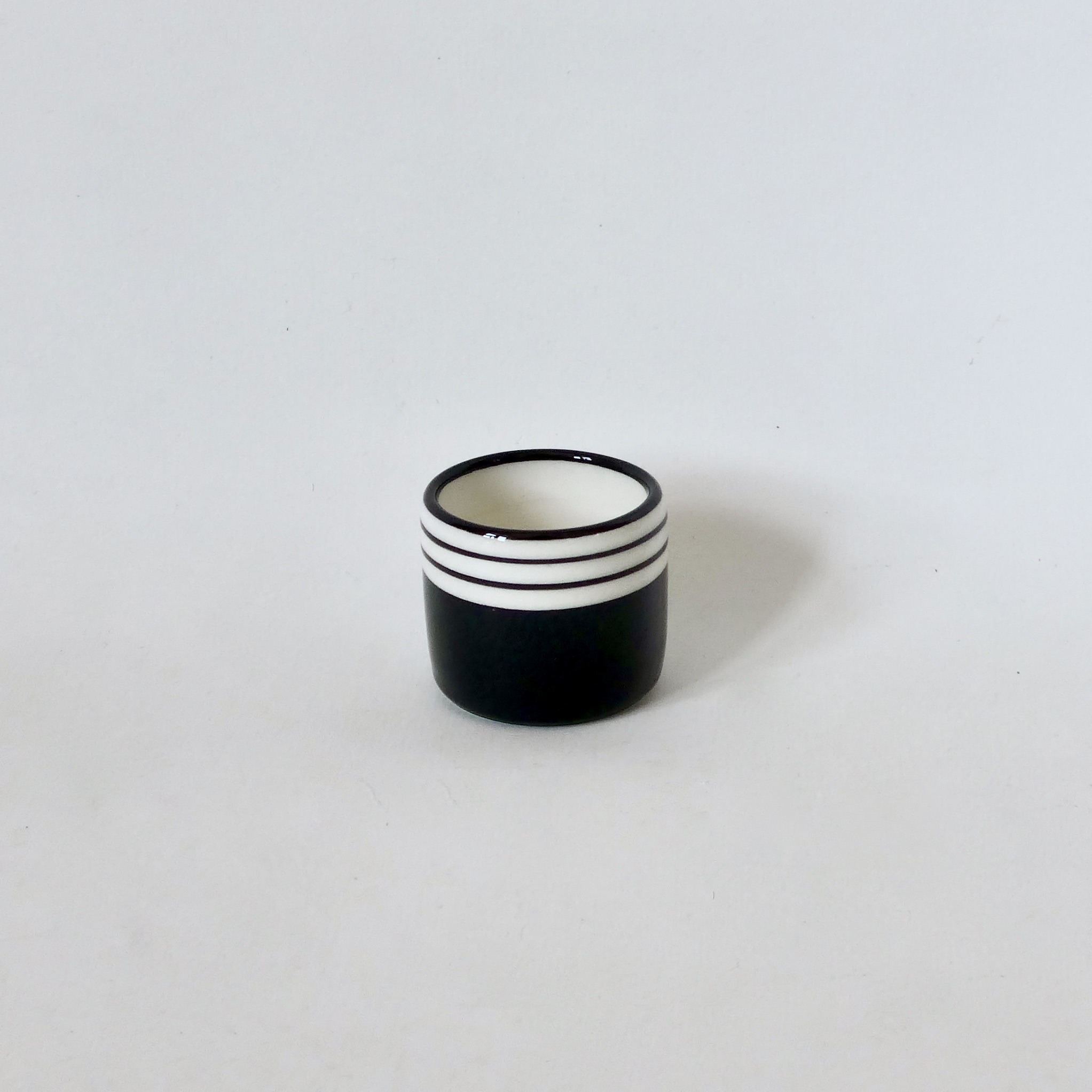 coquetier ligne et noir