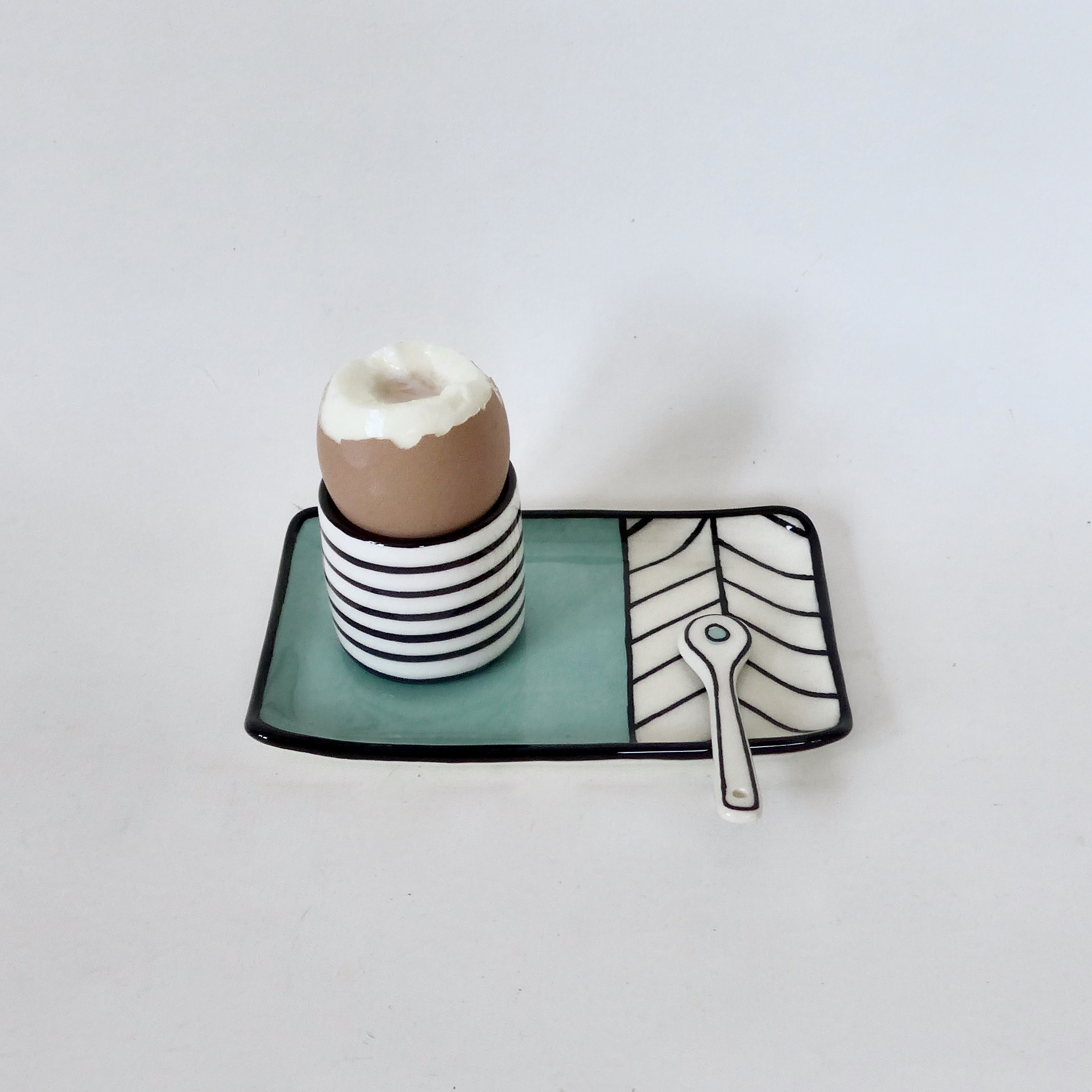 coquetier ligne noire avec sous tasse