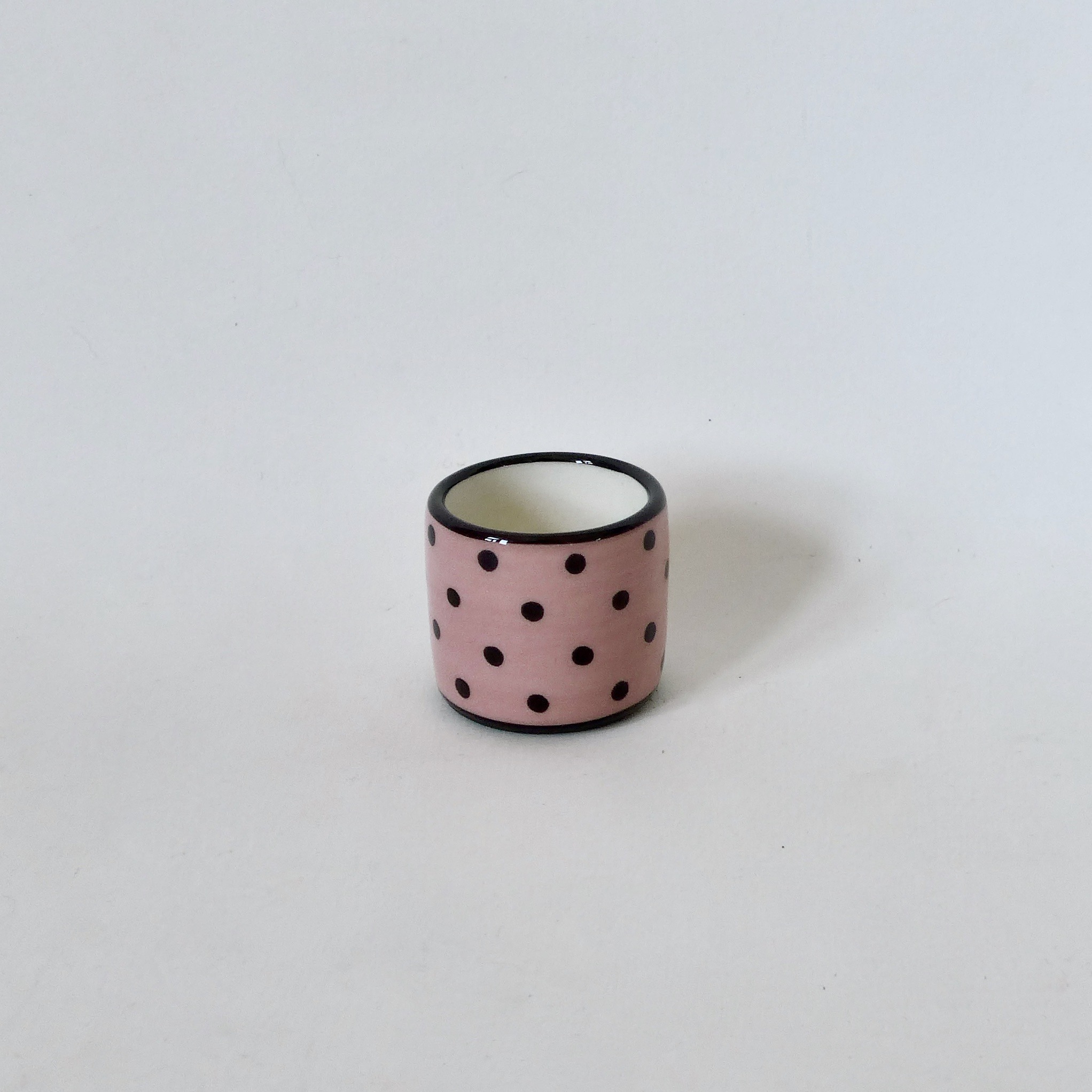 coquetier rose à pois noir