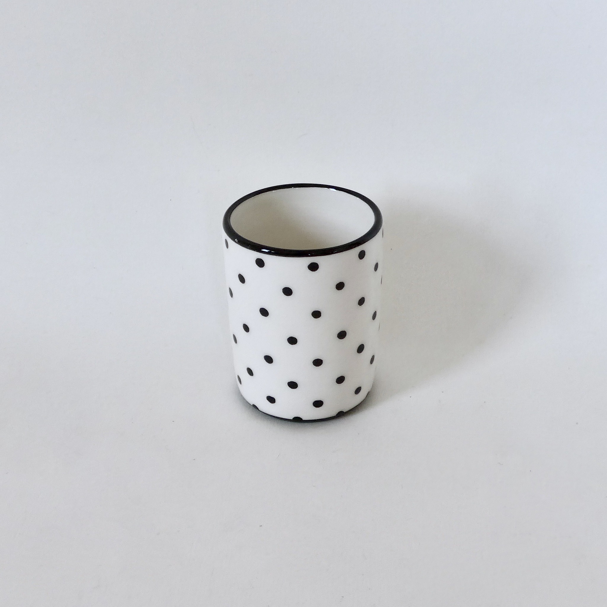 mug blanc à pois noir