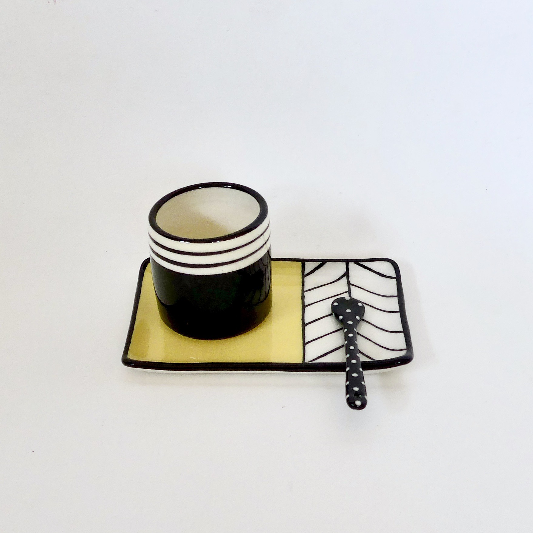 sous-tasse et sa tasse à café