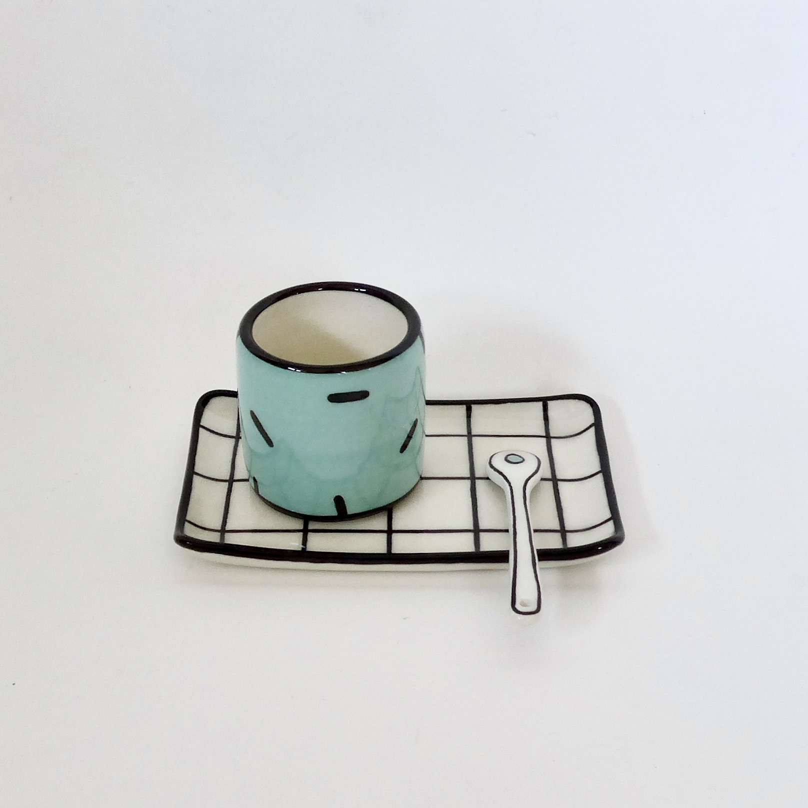 sous-tasse motif carré et tasse à café