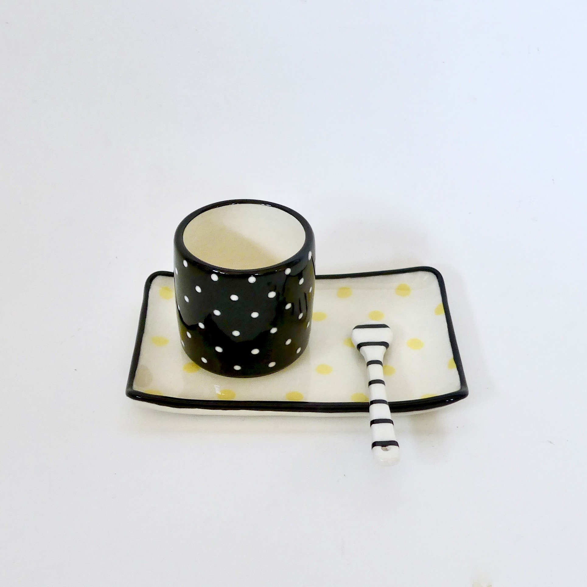 tasse en poterie fabriquee à la main