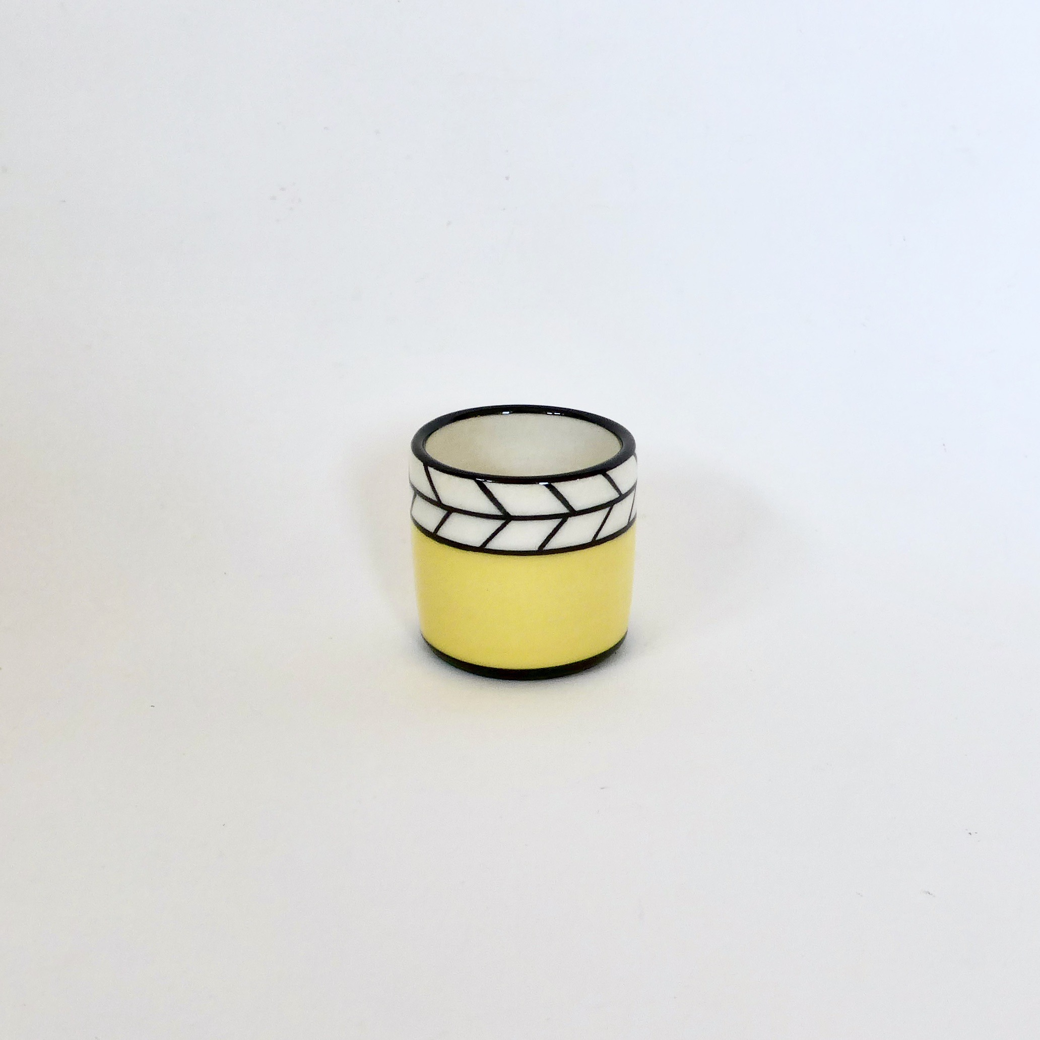 tasse faience jaune avec chevron