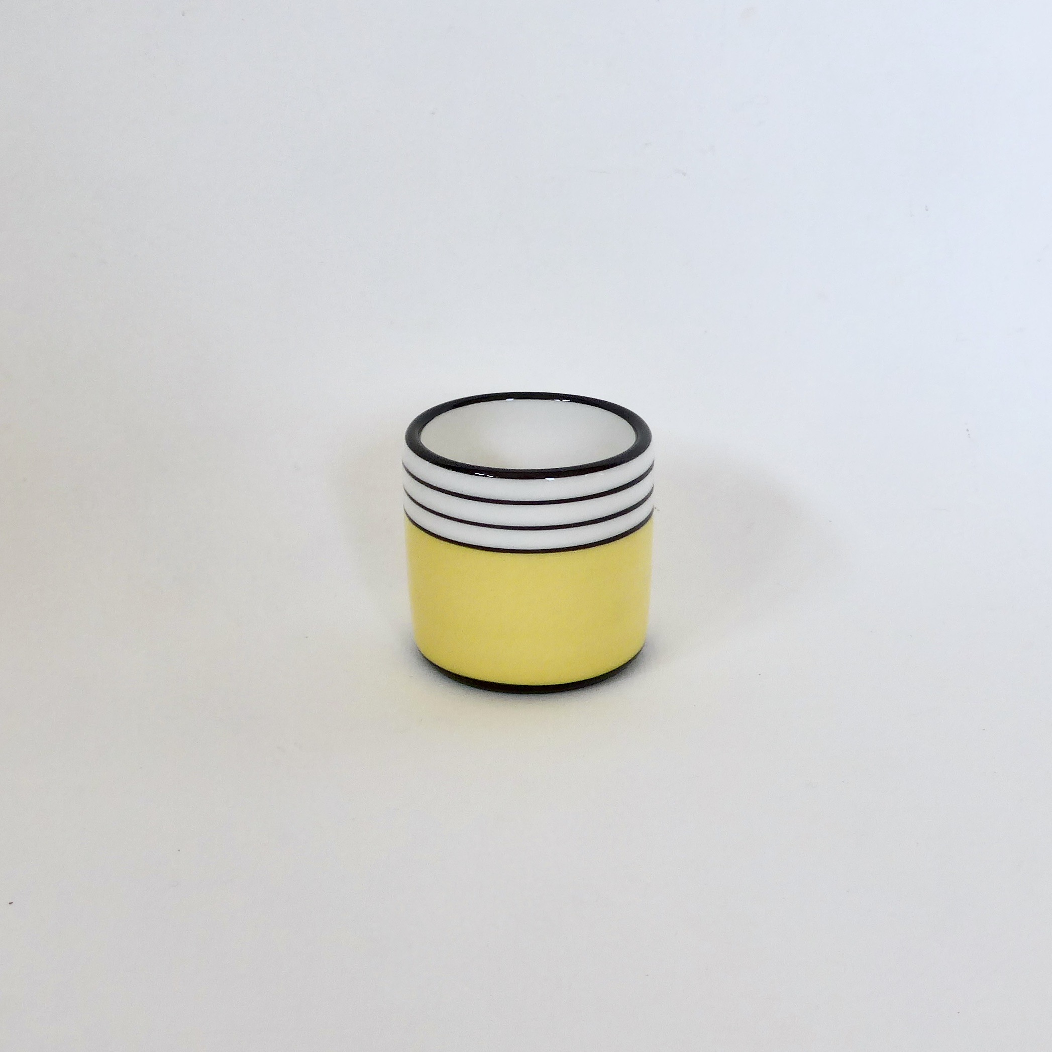 tasse jaune et rayures noires