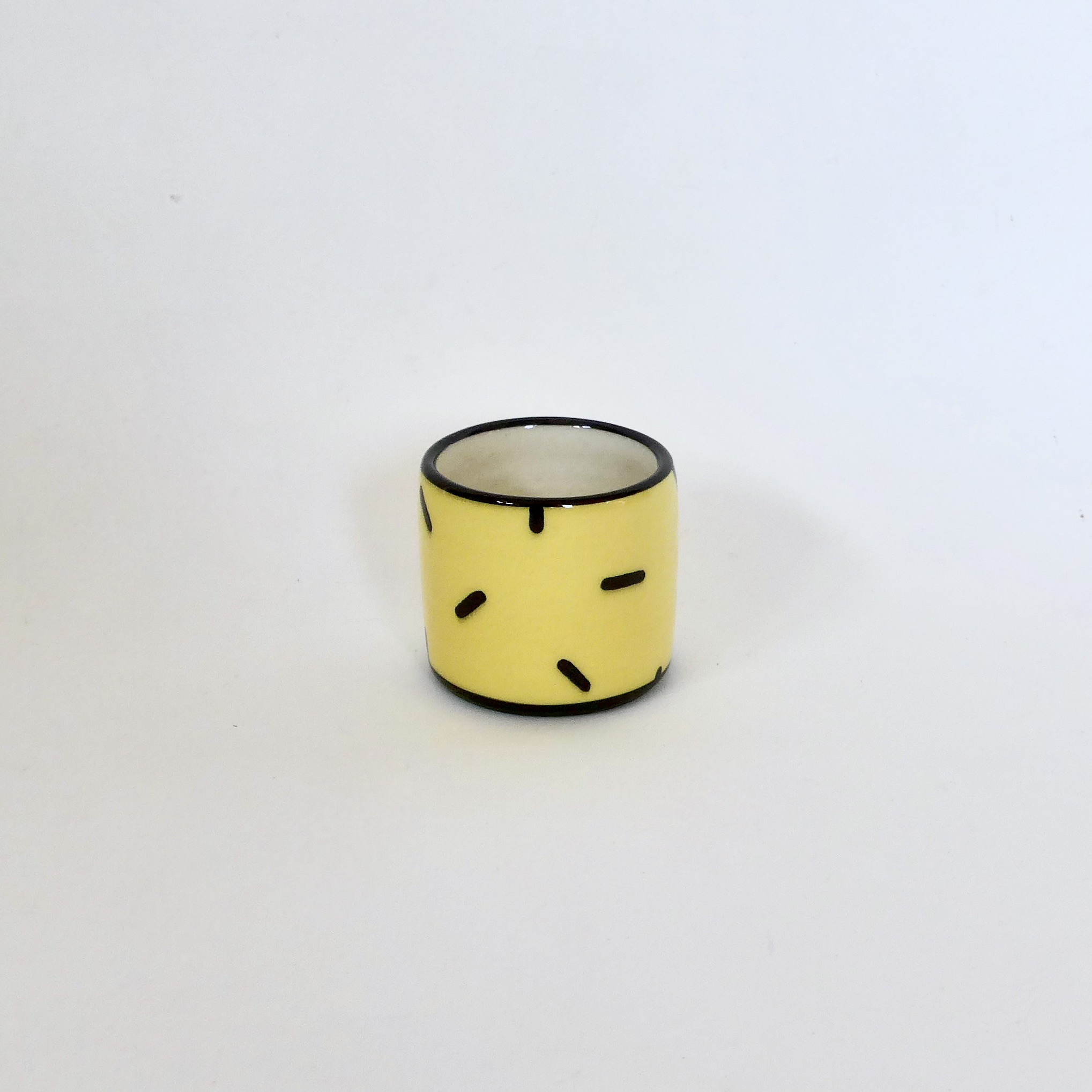 tasse jaune pour prendre le café
