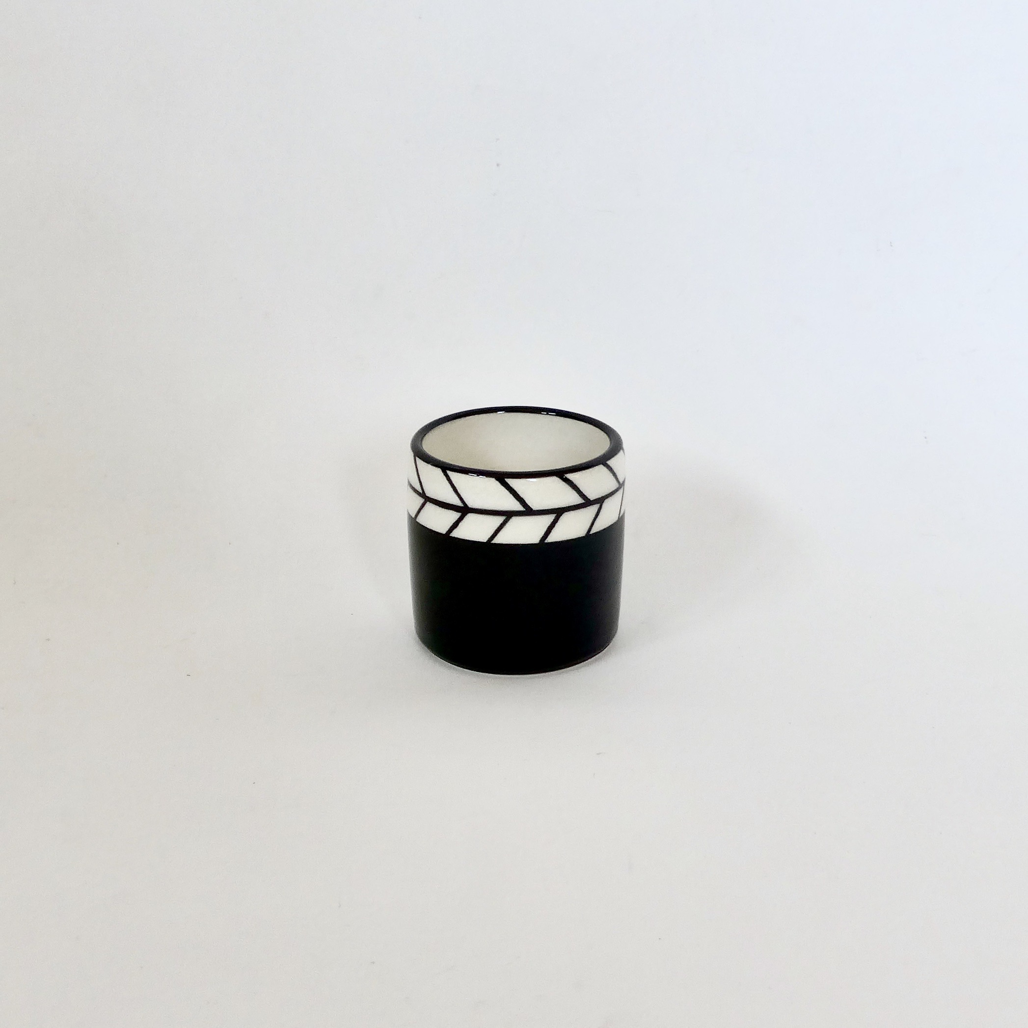 tasse noire en faience