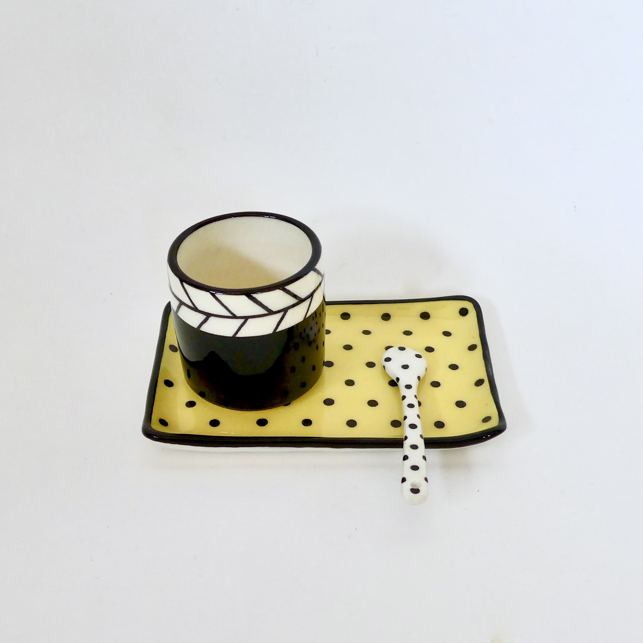 tasse noire et chevron