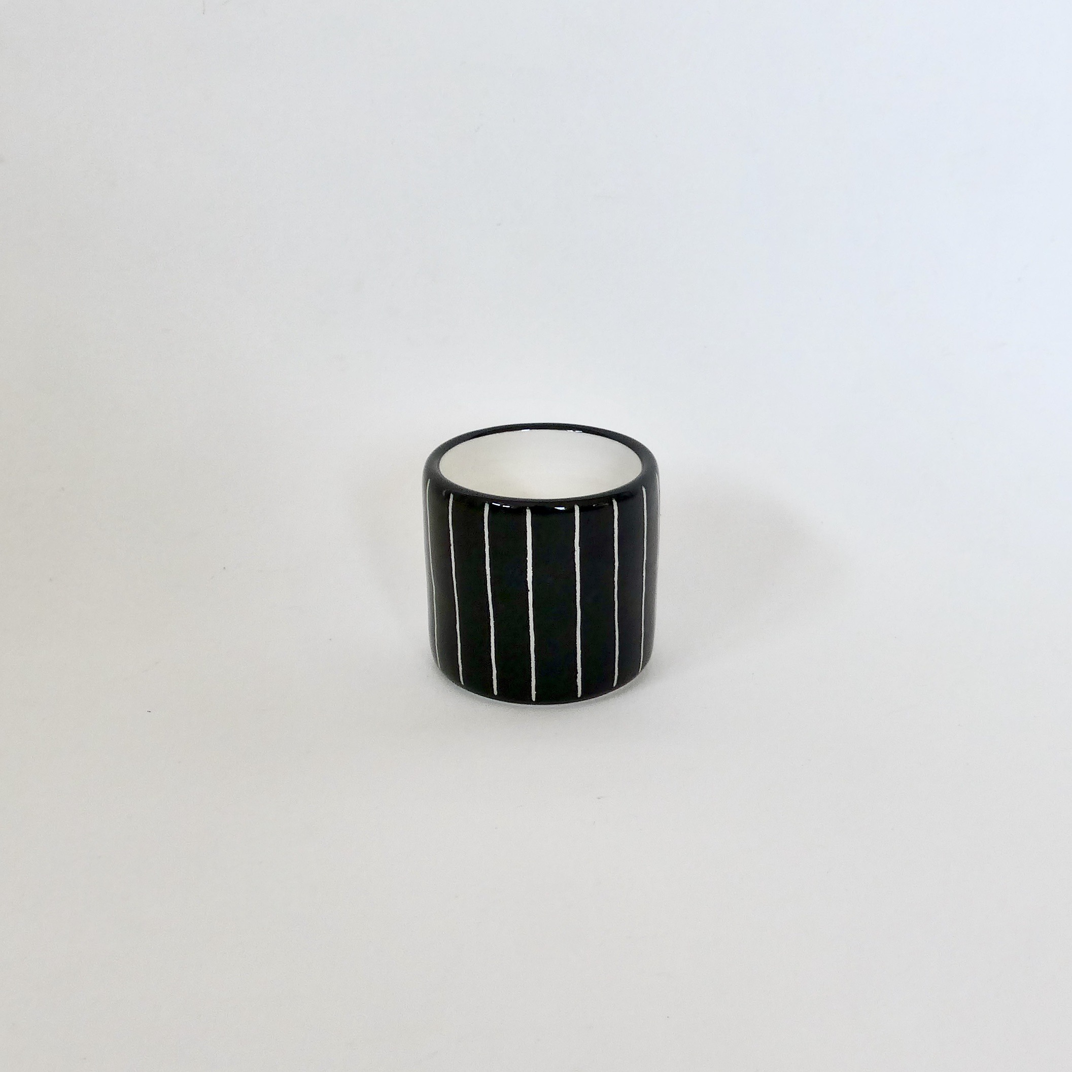tasse noire et rayures blanches