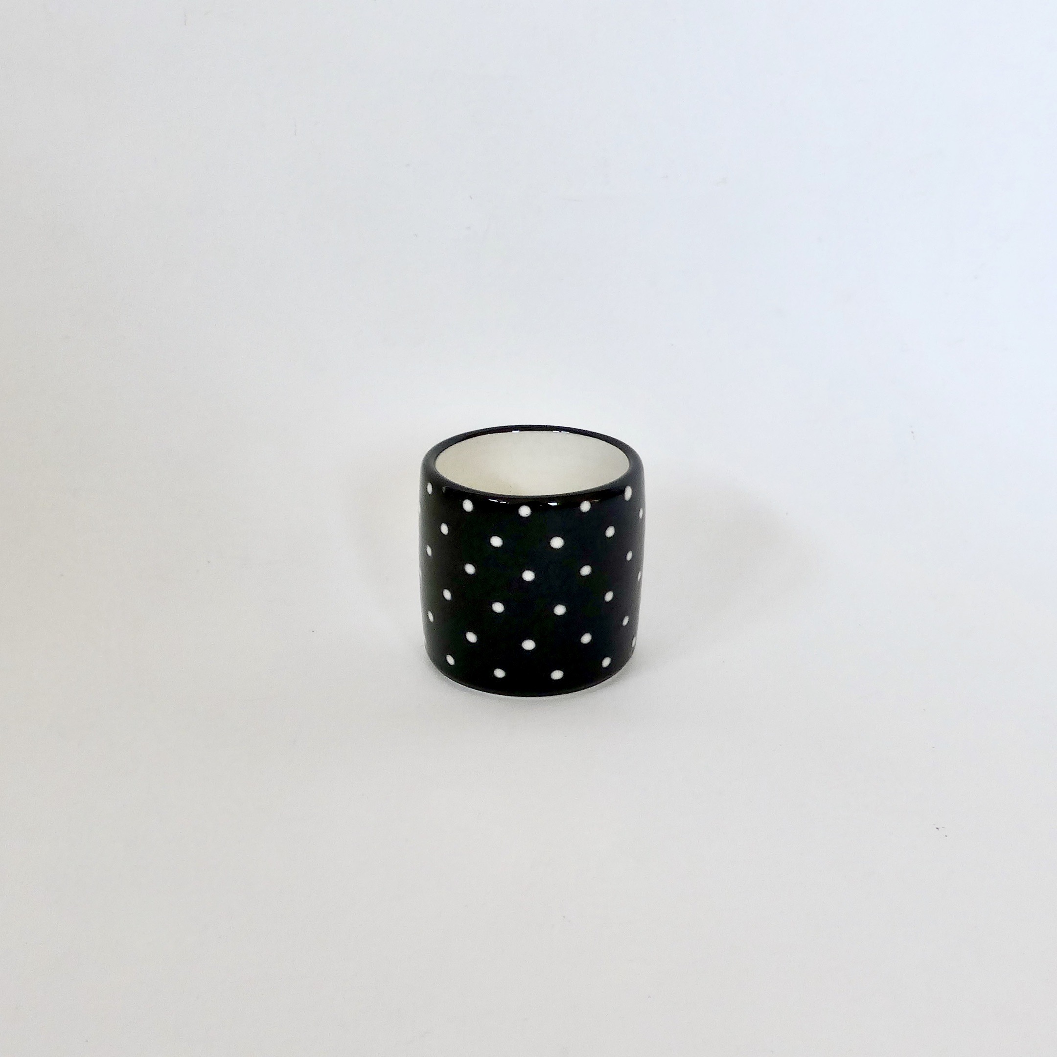 tasse noire à pois blanc