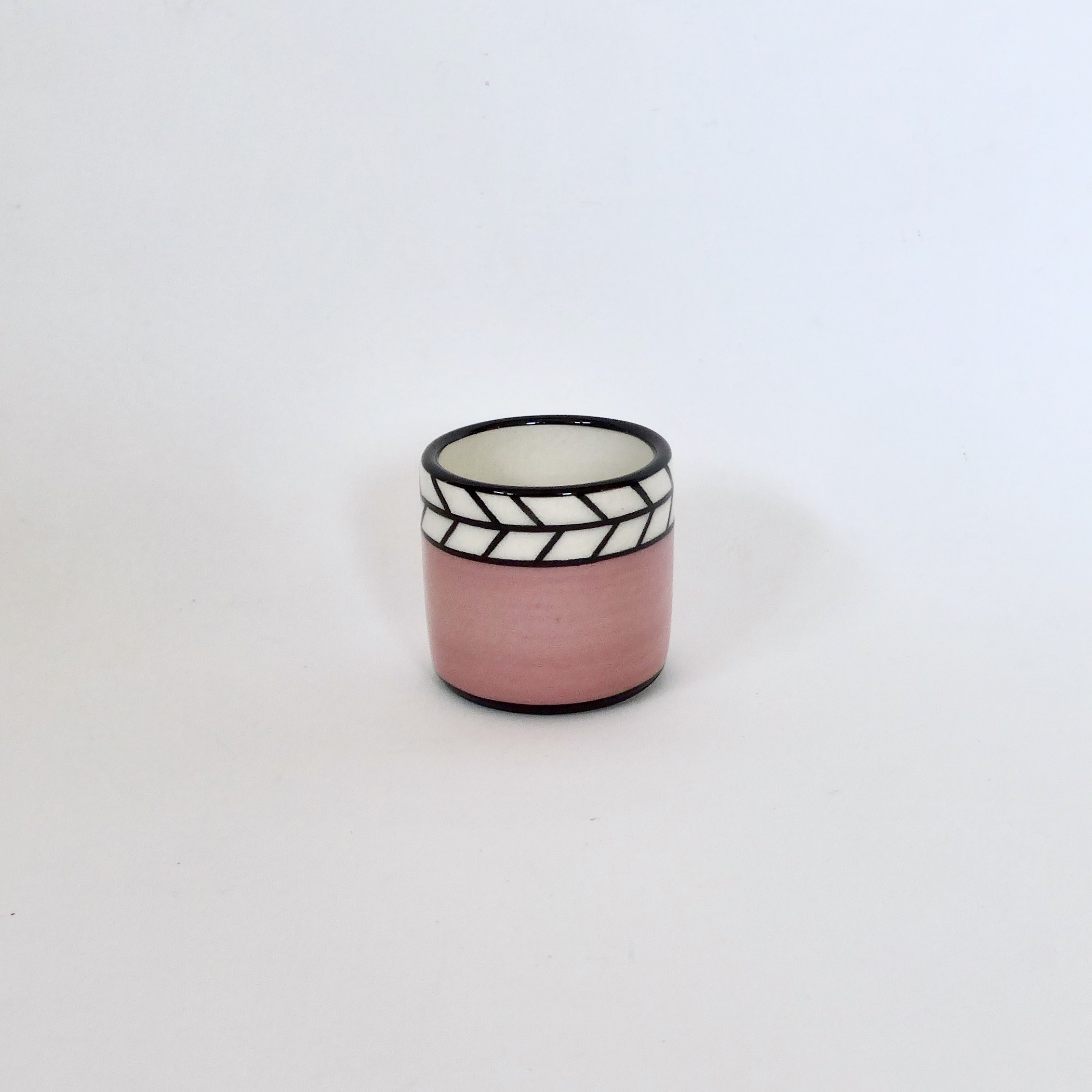 tasse rose avec chevron