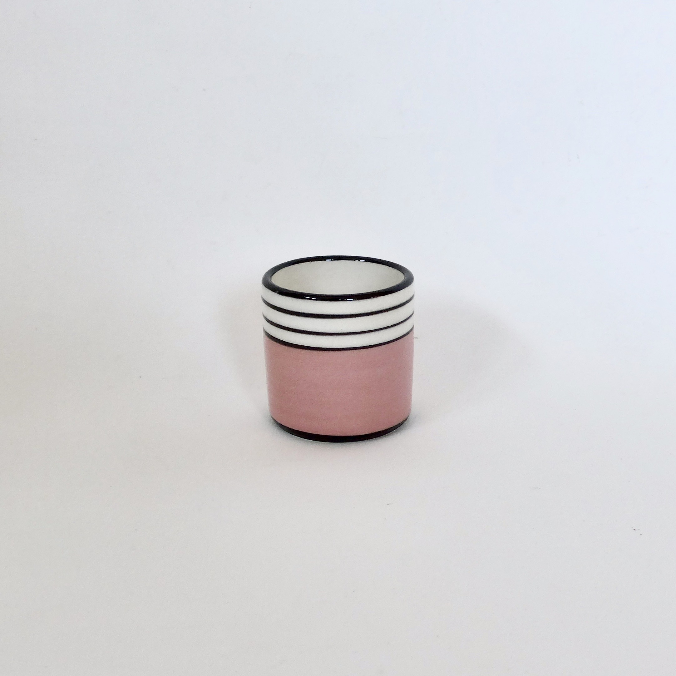 tasse rose avec rayures