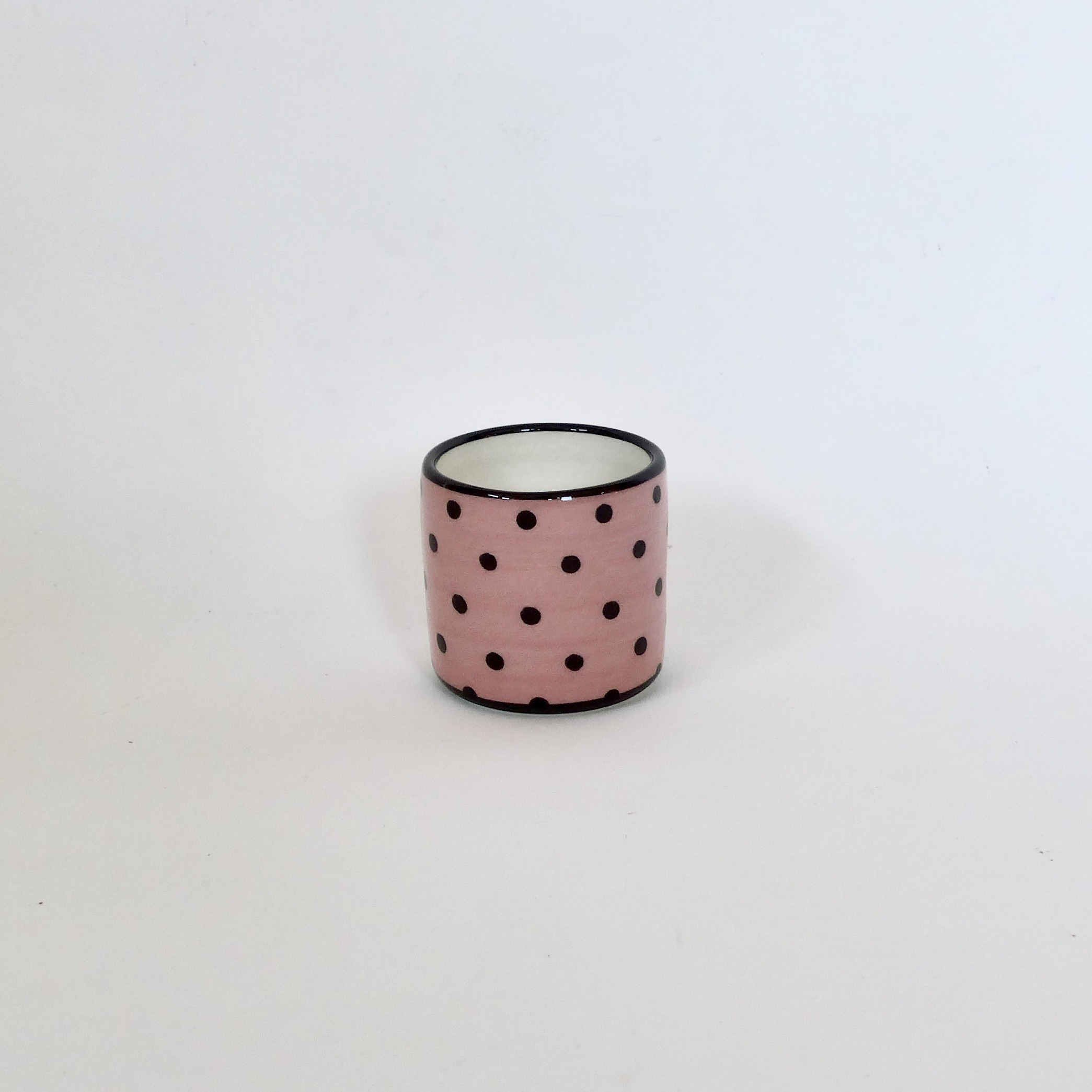 tasse rose à pois noir