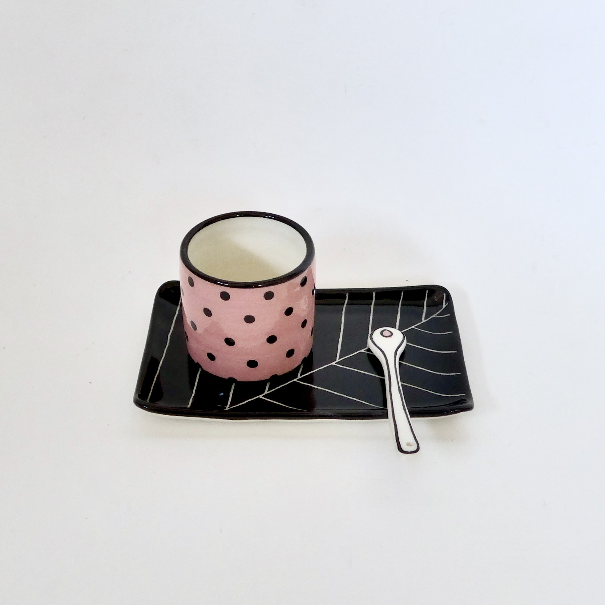 tasse à café rose à pois noir